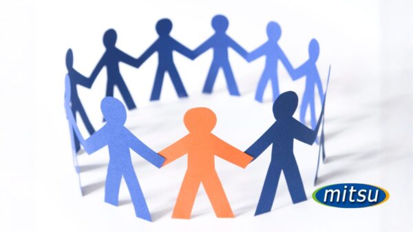 仲間と手つなぐイメージ