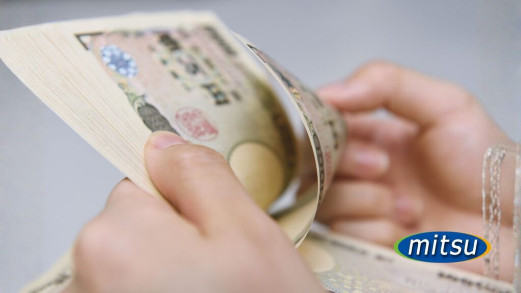 お金を数える写真